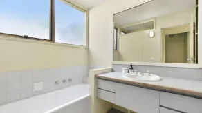 LORNE LODGE- Élégant, vues, Wifi, feu de bois, tout ce dont vous avez besoin - Image 2