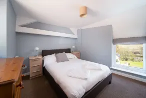 An apartment that sleeps 4 guests  in 2 bedrooms - Image 4