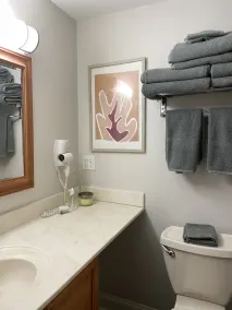 Brand New! Studio B: Sleeps 4, Walk to beach/town, seasonal pools, kitchenette  - Image 2