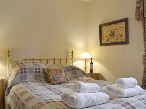 2 bedroom accommodation in Harrogate - Image 5