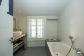 Superbe maison d'architecte autour de sa piscine chauffée - Image 3