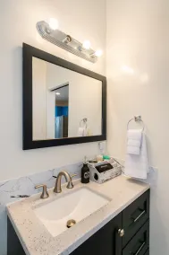 Downtown Cottage, Off-street parking, dog friendly - Image 3