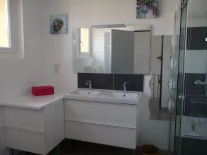 Uafhængige villa med have og swimmingpool område nær downtown - Image 4
