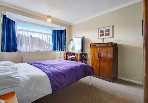 A delightful bungalow ideally located in a quiet tree-lined avenue and close to the seafront - Image 3