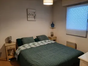 Large 2-room apartment with small garden, private parking, shops on foot, 1 km from the gulf - Image 3