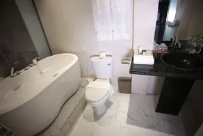 Apartment with Kitchen view to Ben Thanh Market - Image 4