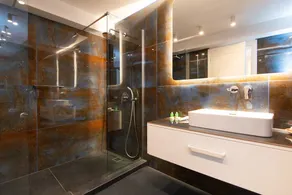 White & black Suites - Image 2