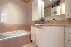 Modern Family Home 5 min to Beach +Pool +Garage.                                - Image 2