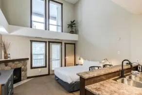 Penthouse Studio / New Queen Bed / Balcony - Image 5