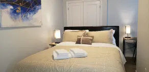 Cheerful 2 Bdrm house, free Netflix, free parking for 2 cars - Image 4