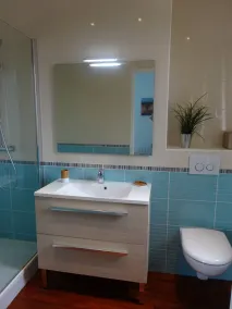 80m² apartment with south-facing terrace, sea and harbor view - Image 3
