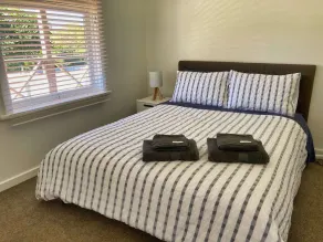 Newly renovated, dog-friendly, 5 minute walk to town! - Image 5