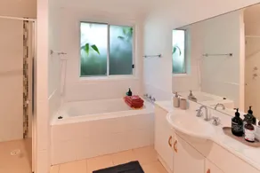 Sleeps 11. All linen and towels provided. Pets welcome. Lovely house. - Image 4