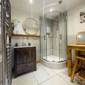 Beautiful 1-Bed Cabin in Newmarket - Image 3