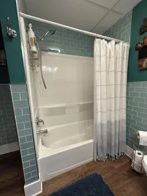 Upscale King Suite, mittemot den gamla fängelset, med reserverad parkering utanför gatan - Image 3