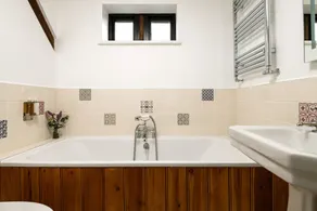 Award-winning barn conversion offering spacious accommodation near South Downs National Park. - Image 4