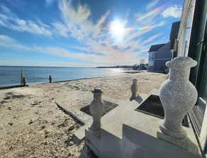 PRIVATE BEACH: A SLICE OF HEAVEN @ NIANTIC W/ 6 QUEENS 1 FULL BED - Image 5