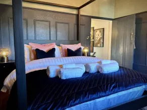 Boutique luxury countryside cottage with hot tub, log burner, 4 poster & firepit - Image 5