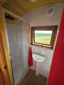1 Bed Hut - Sleeps 2 - Parking - Smoking - Image 2