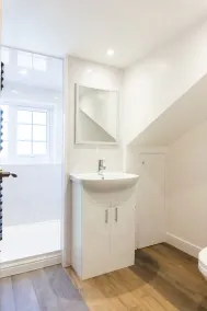 Stunning 4 Bed Sleeps 8 Cottage Parking - Image 5