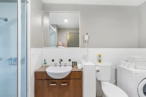 Blue Lagoon Resort Lakeside Apartment - Image 3