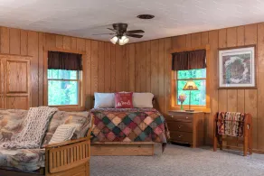 Stand Alone cabin with Whirlpool Tub, Full Kitchen & Fire Pit Near Starved Rock - Image 5