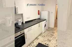Modern 1 Bedroom Flat in St Helens – Ideal for Relocation or Work Trips - Image 5