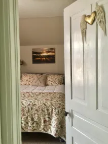 South side Mqt Lake View Quaint Upstairs 1 Br Apt Tv Wifi <>1896 Victorian Home - Image 5