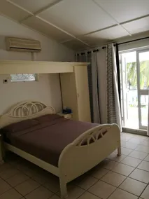 Bungalow with sea frontage - Image 2