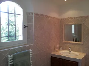 Villa climatizzata per 8 persone con piscina tranquilla a 7 minuti a piedi dal villaggio. - Image 4