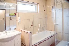 Stuga, här lägre av två separata lägenheter, pool, bastu, klimat - Image 2