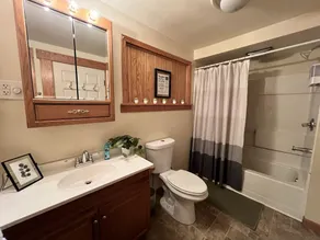 Fall Getaway Mill Run Inn: Sleeps 12 · 5BR 5BA · Hot Tub Fire Pit Grill Pool - Image 4