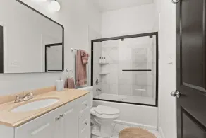 Garden District 3BD 2BA Parking Stylish & Unique - Image 3