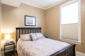 Roscoe Village- Only steps to cute shops & dining! Sleeps 4-6 - Image 4