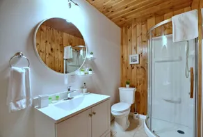 Chalet de style suisse «déjà bleu» avec bain à remous extérieur - Image 5