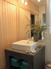 The thatched-roof house \"Binsenkate\" in Zinnowitz. Balcony with a magnificent view of the Achterwasser. Sunny garden with a patio, lounge chairs, and a Weber electric grill. Child-friendly amenities - Image 3