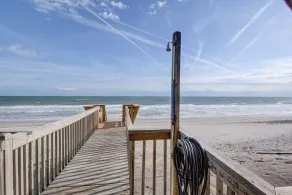 Oceanfront Island Retreat, Viste dal divano e sul ponte! - Image 5