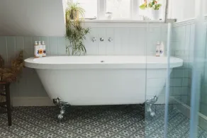 Luxury Cottage with Heated Pool - Image 3