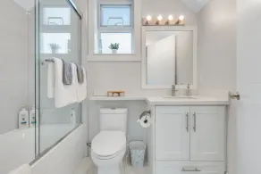 Modern Guesthouse near Skytrain and Free Parking - Image 5