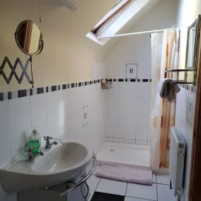 Spacious 6-Bed House 10 minutes from Knock Airport - Image 5