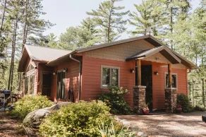 Red Cloud Point Retreat - Luxe Peninsula Escape on Lake Mohawksin - Image 4