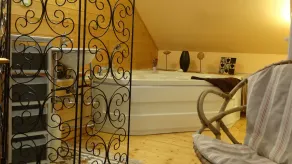 I et arkitekthus med swimmingpool, spa, have, appt. uafhængig indgang - Image 3