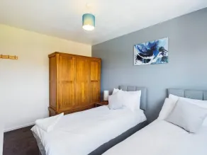 Tranquil Telford Retreat - 3 Bedroom House - Image 5