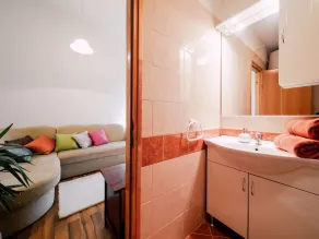 Charming 2-Bed Apartment - Image 4