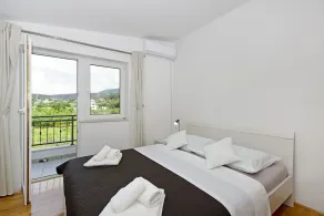 Spacioso appartamento con balcone e vista vicino alla spiaggia di sabbia di Omis - Image 4