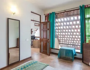 Relax in centrally located quiet terrace floor ensuite room in trendy eco-villa - Image 4