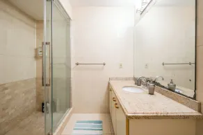 Spacious Beautiful House in Mississauga, 15 minutes from Toronto PRIME LOCATION! - Image 5