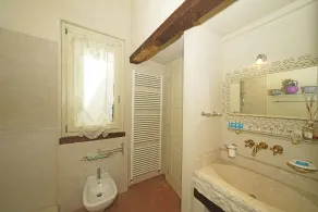 Vacker stor villa med sjöutsikt, badtunna, privat park. Nära till stranden och affärer. - Image 3