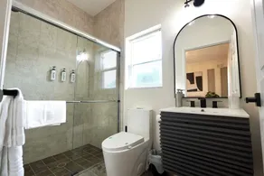 Villa Fiorō -Bold Luxury 2BR - River & Coastal Vibe - Image 4