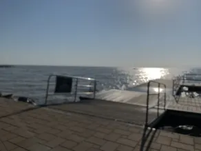 Lakeside condo with beach access - Image 2